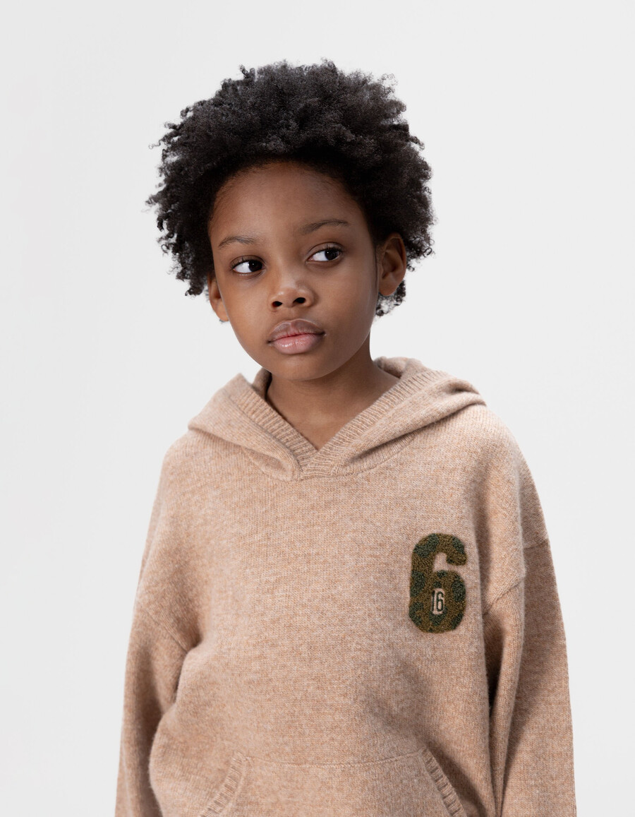 felpa con cappuccio in maglia beige mélange da bambino con stemma numerico