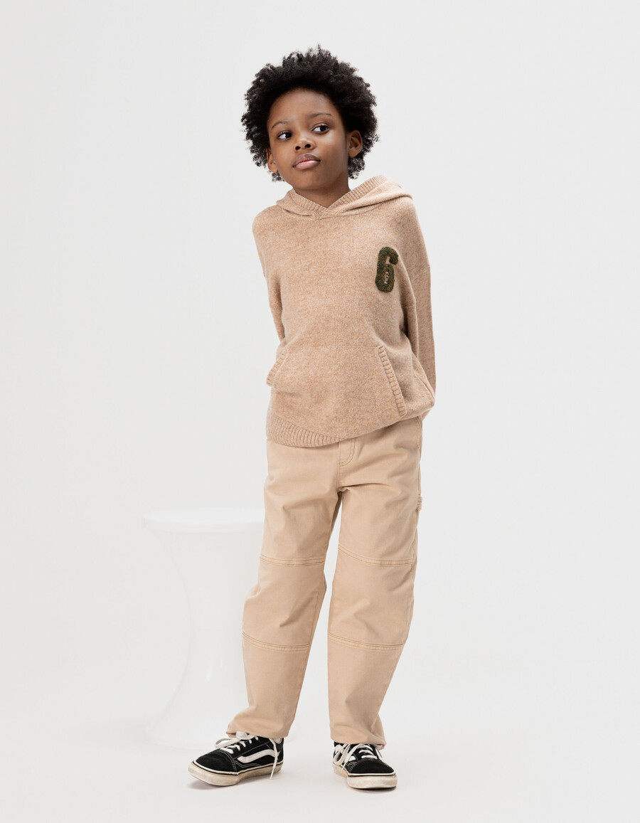 felpa con cappuccio in maglia beige mélange da bambino con stemma numerico