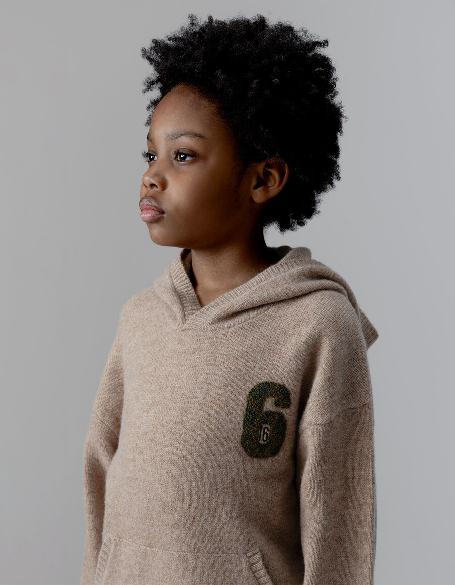 felpa con cappuccio in maglia beige mélange da bambino con stemma numerico