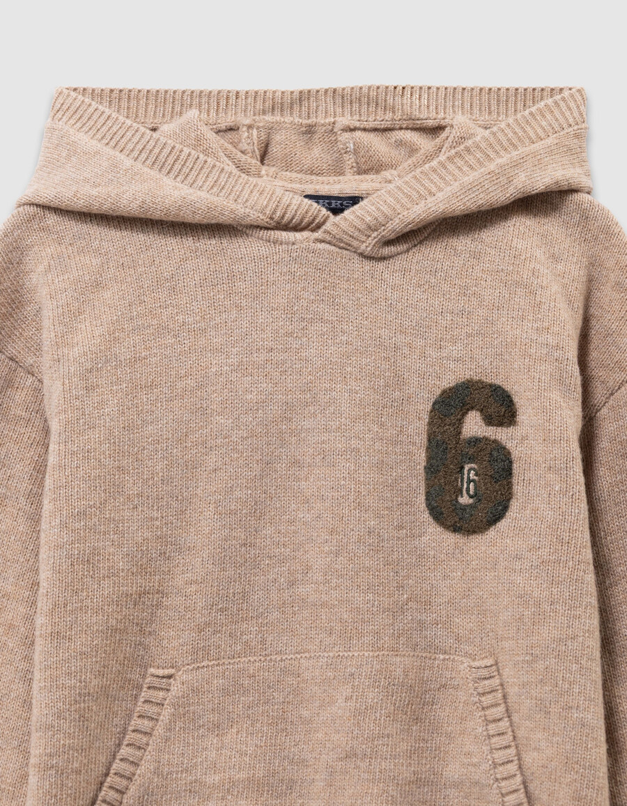 felpa con cappuccio in maglia beige mélange da bambino con stemma numerico