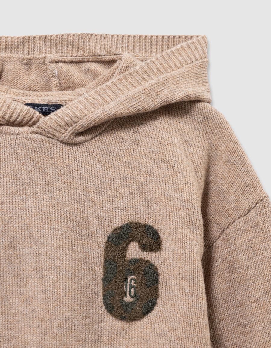 felpa con cappuccio in maglia beige mélange da bambino con stemma numerico