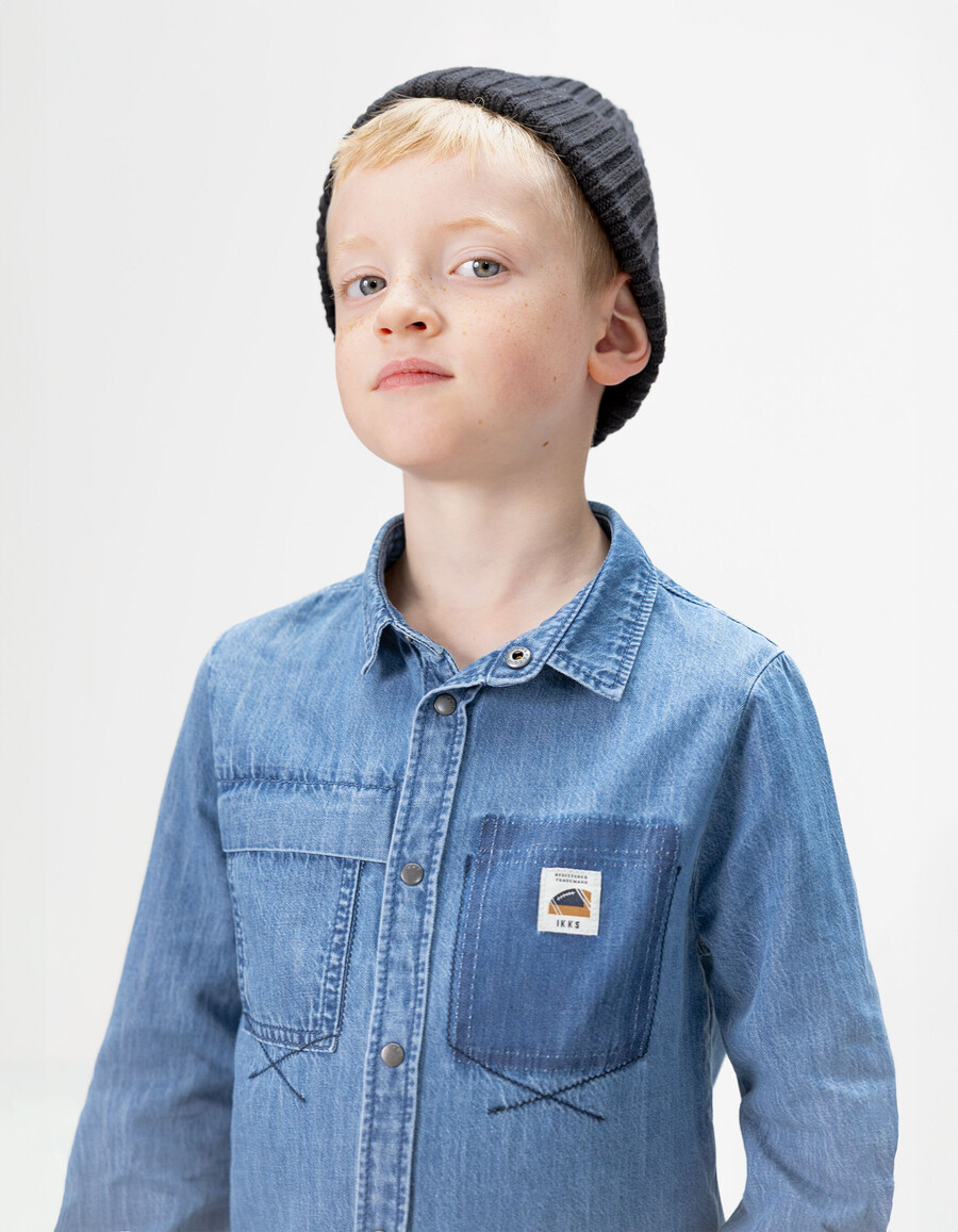 camicia in denim blu da bambino con cappuccio staccabile
