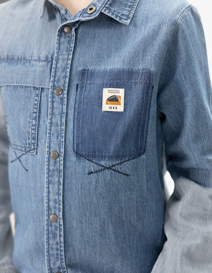 camicia in denim blu da bambino con cappuccio staccabile