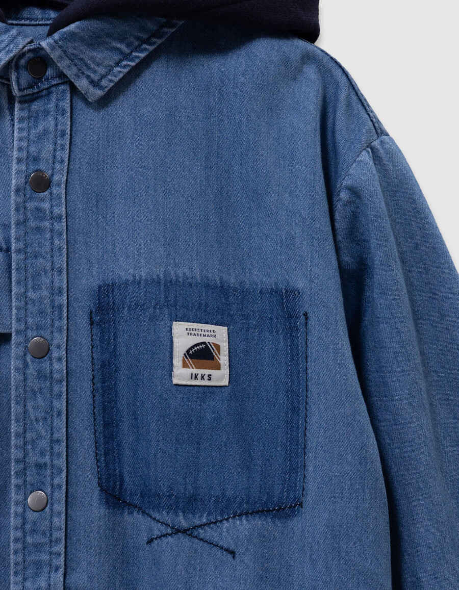 camicia in denim blu da bambino con cappuccio staccabile