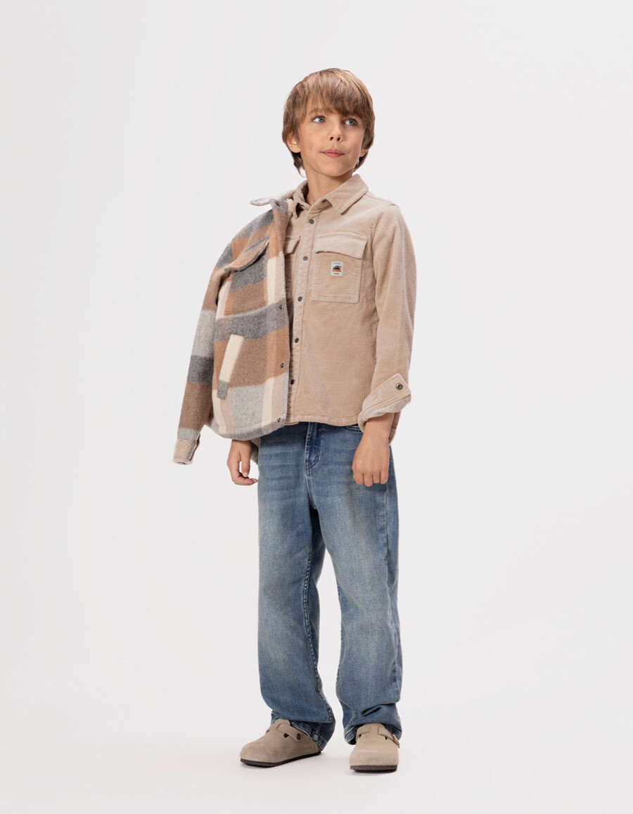 camicia da bambino in velluto a coste beige con bottoni automatici