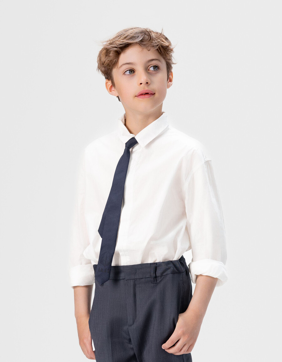camicia bianca da bambino fulmine ricamato sulla patta dei bottoni