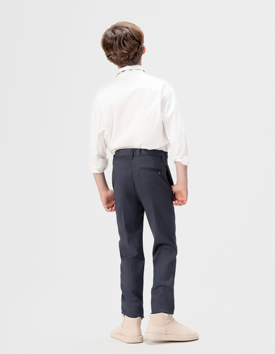 camicia bianca da bambino fulmine ricamato sulla patta dei bottoni