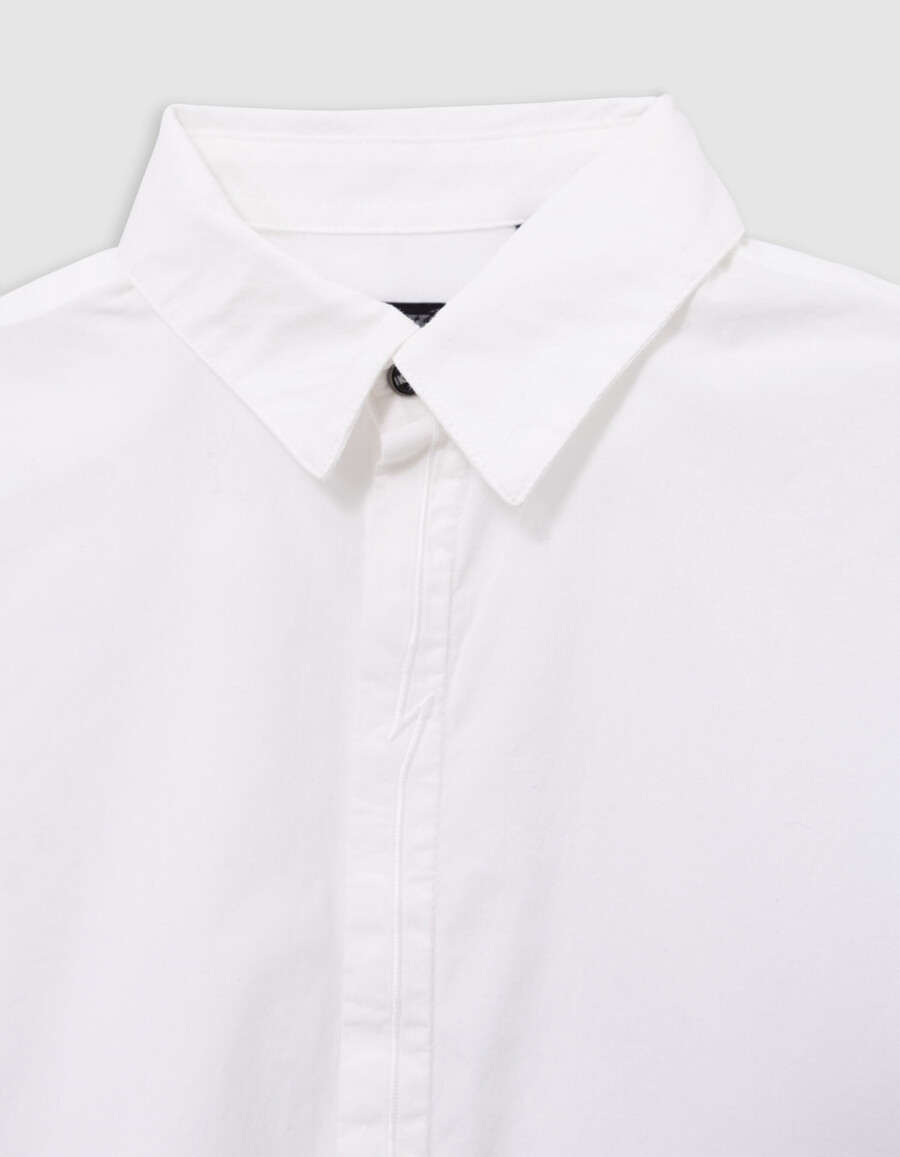 camicia bianca da bambino fulmine ricamato sulla patta dei bottoni