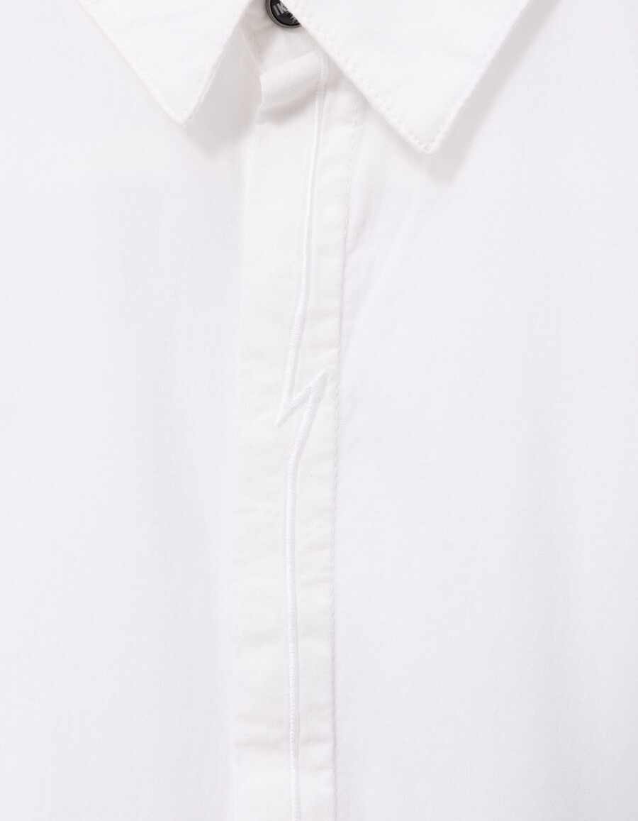 camicia bianca da bambino fulmine ricamato sulla patta dei bottoni