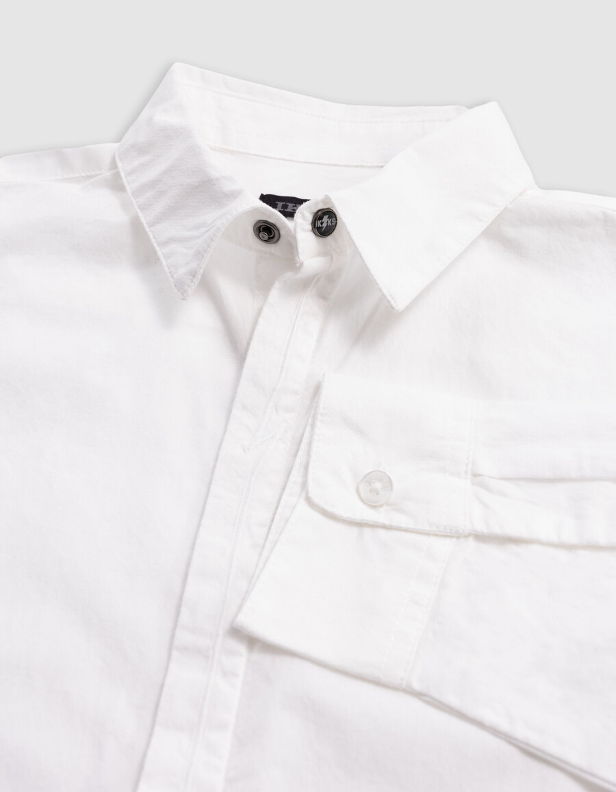 camicia bianca da bambino fulmine ricamato sulla patta dei bottoni