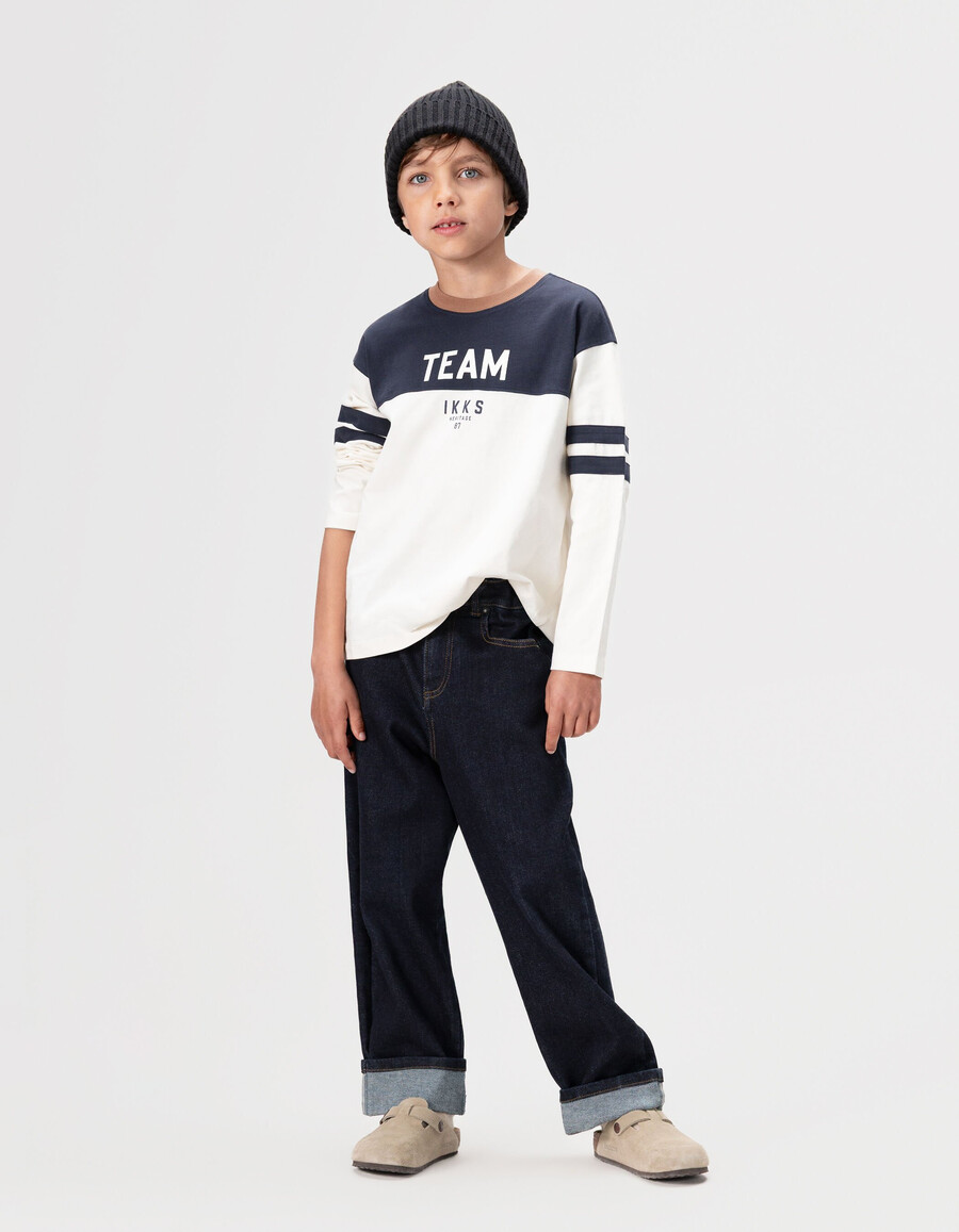 t-shirt da bambino in cotone biologico blu navy e bianco collo cammello