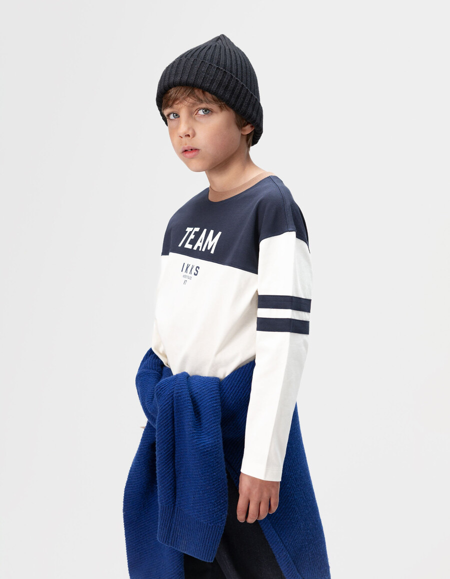t-shirt da bambino in cotone biologico blu navy e bianco collo cammello