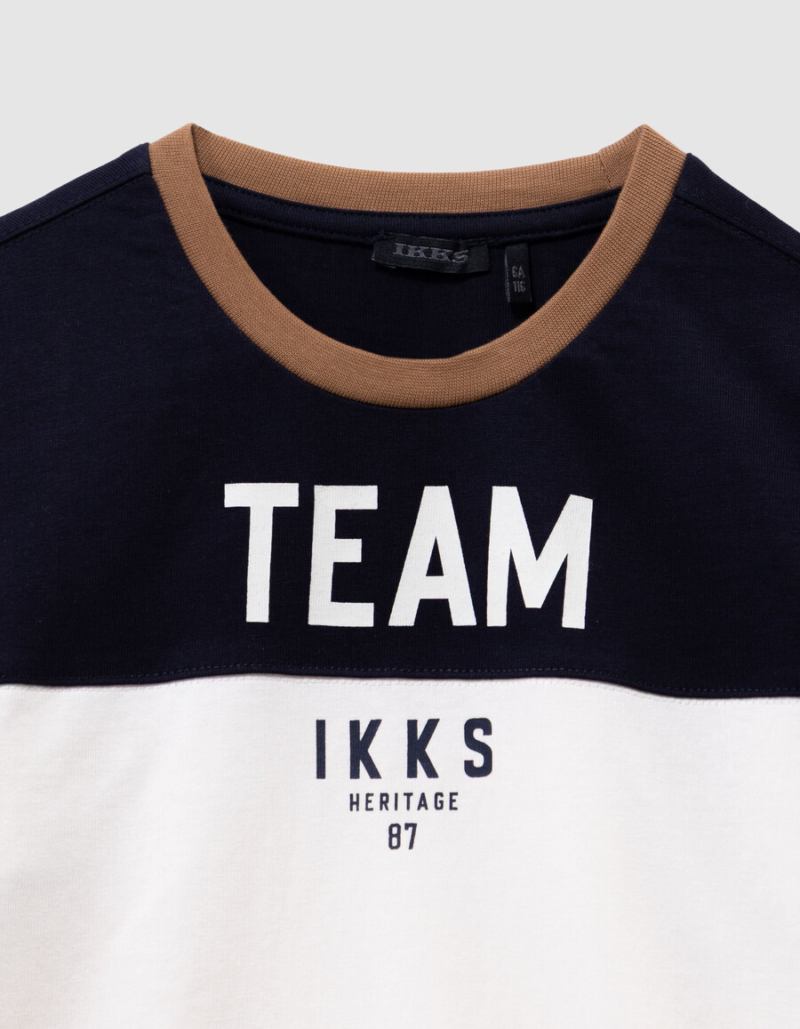 t-shirt da bambino in cotone biologico blu navy e bianco collo cammello