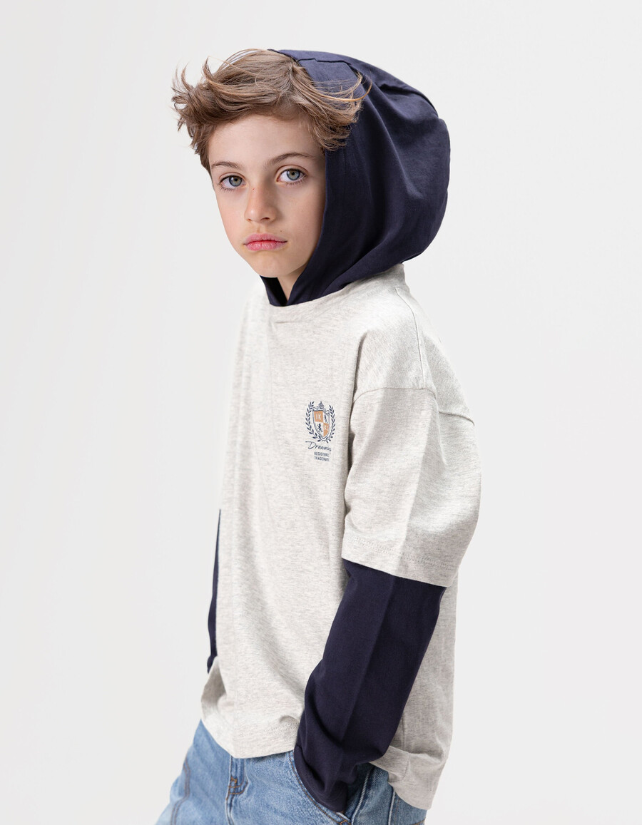 t-shirt grigia in cotone biologico per bambini maniche trompe loeil