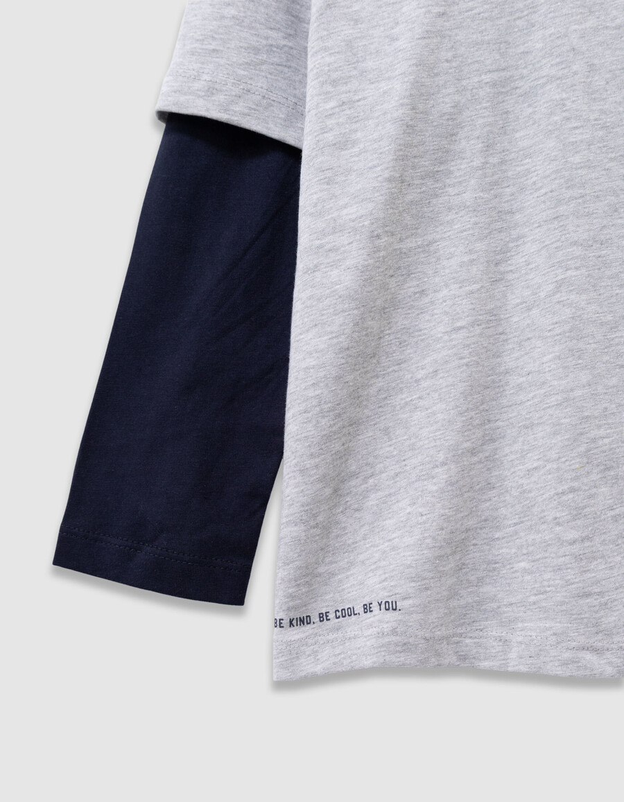 t-shirt grigia in cotone biologico per bambini maniche trompe loeil
