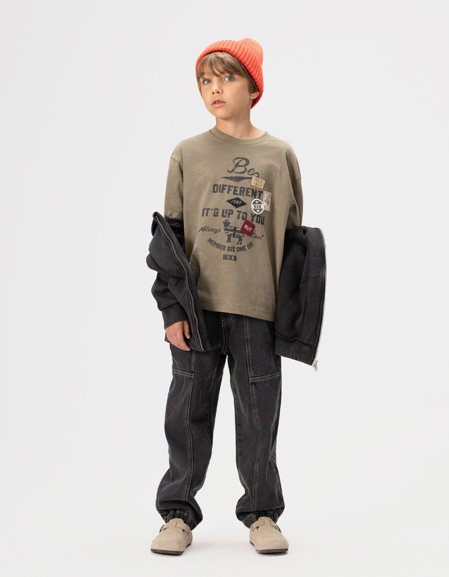 maglietta da bambino in cotone biologico color cachi con slogan e stemmi