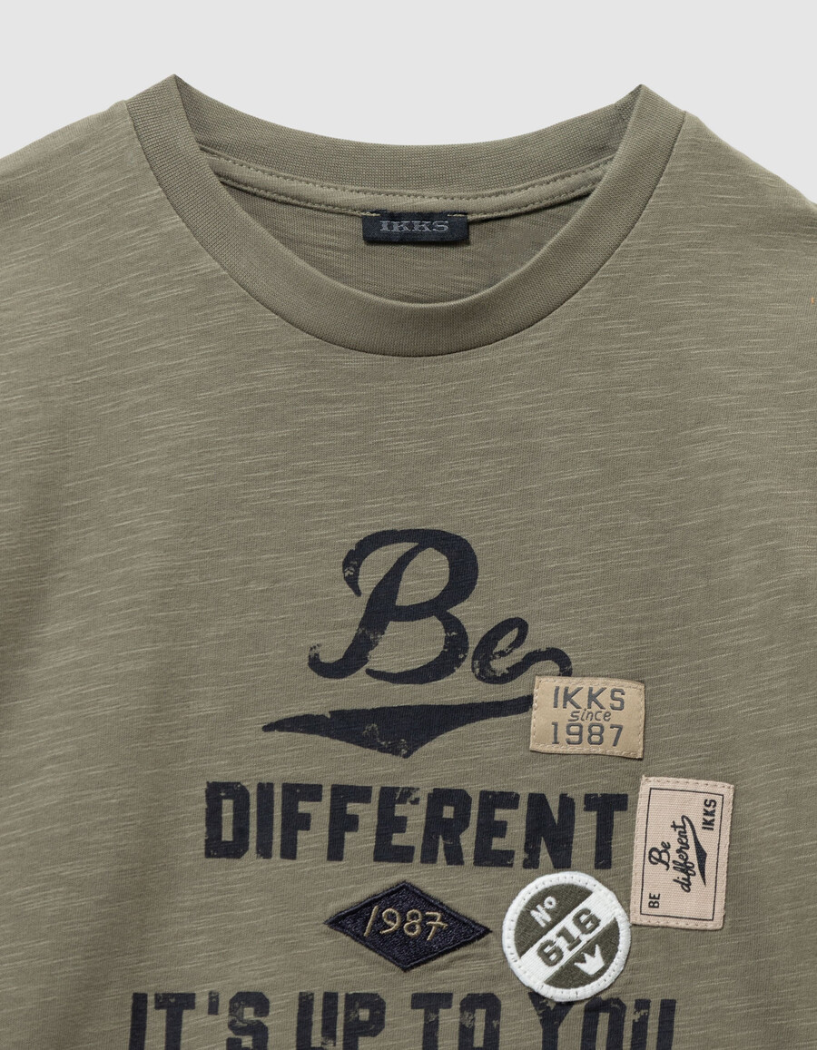 maglietta da bambino in cotone biologico color cachi con slogan e stemmi