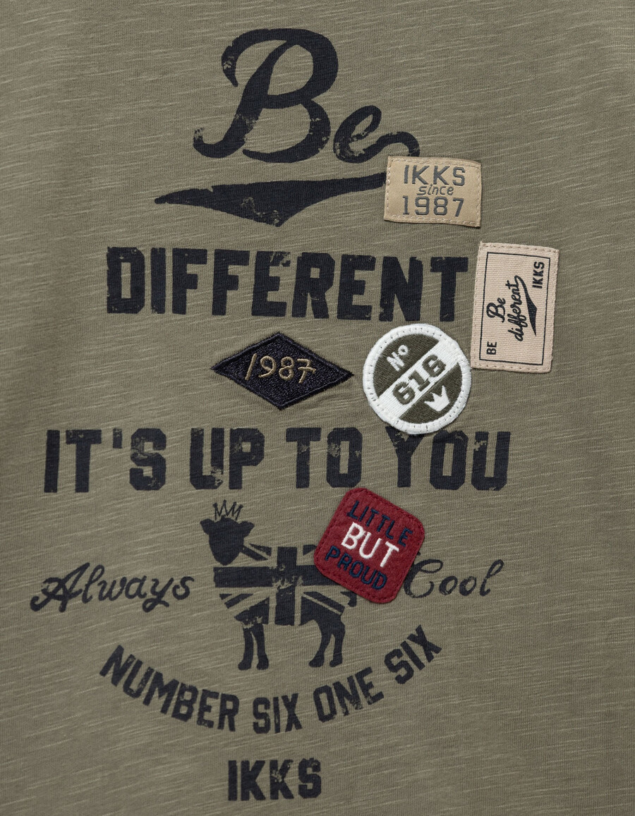 maglietta da bambino in cotone biologico color cachi con slogan e stemmi