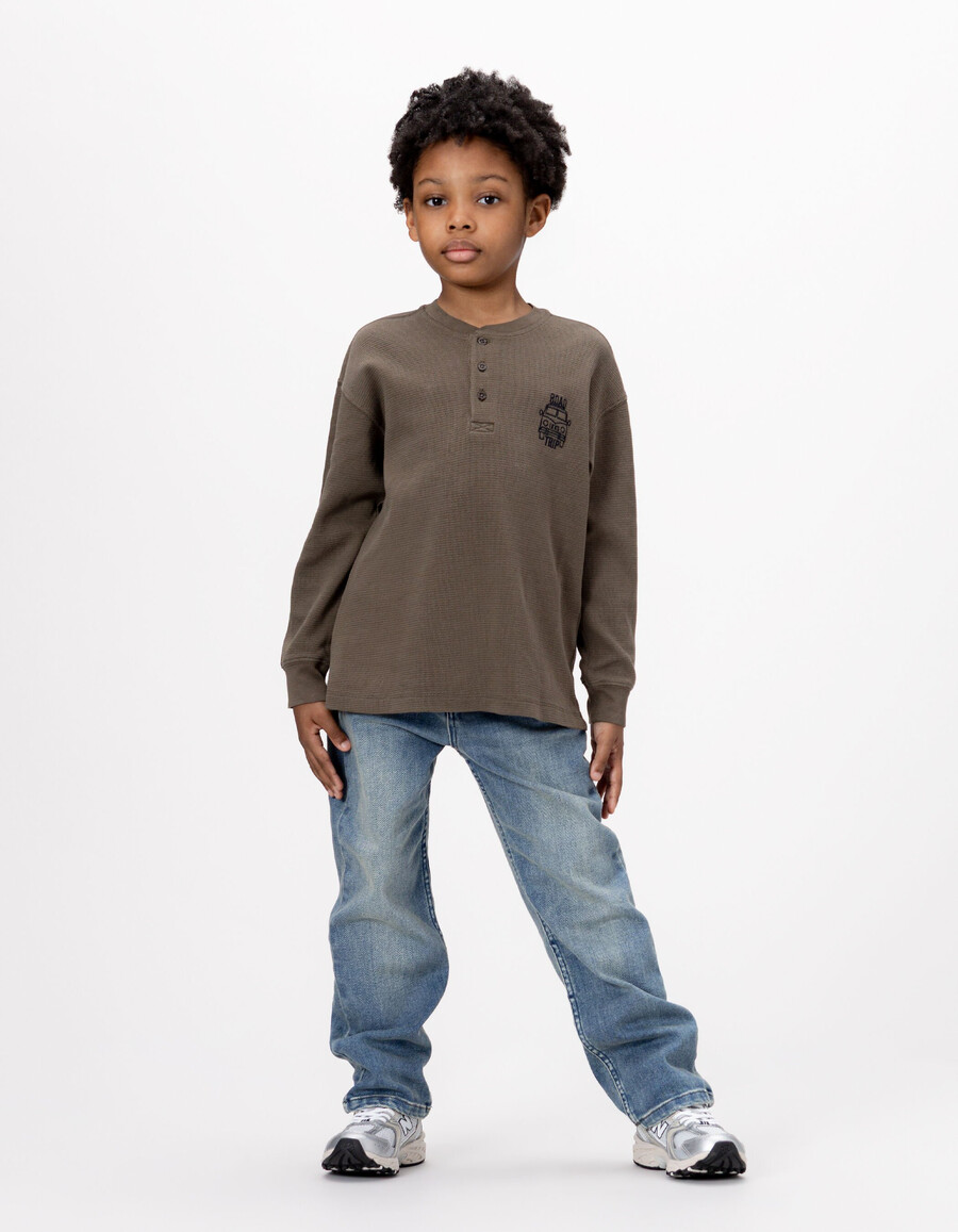 t-shirt a nido dape color cachi da bambino con ricamo davanti e dietro