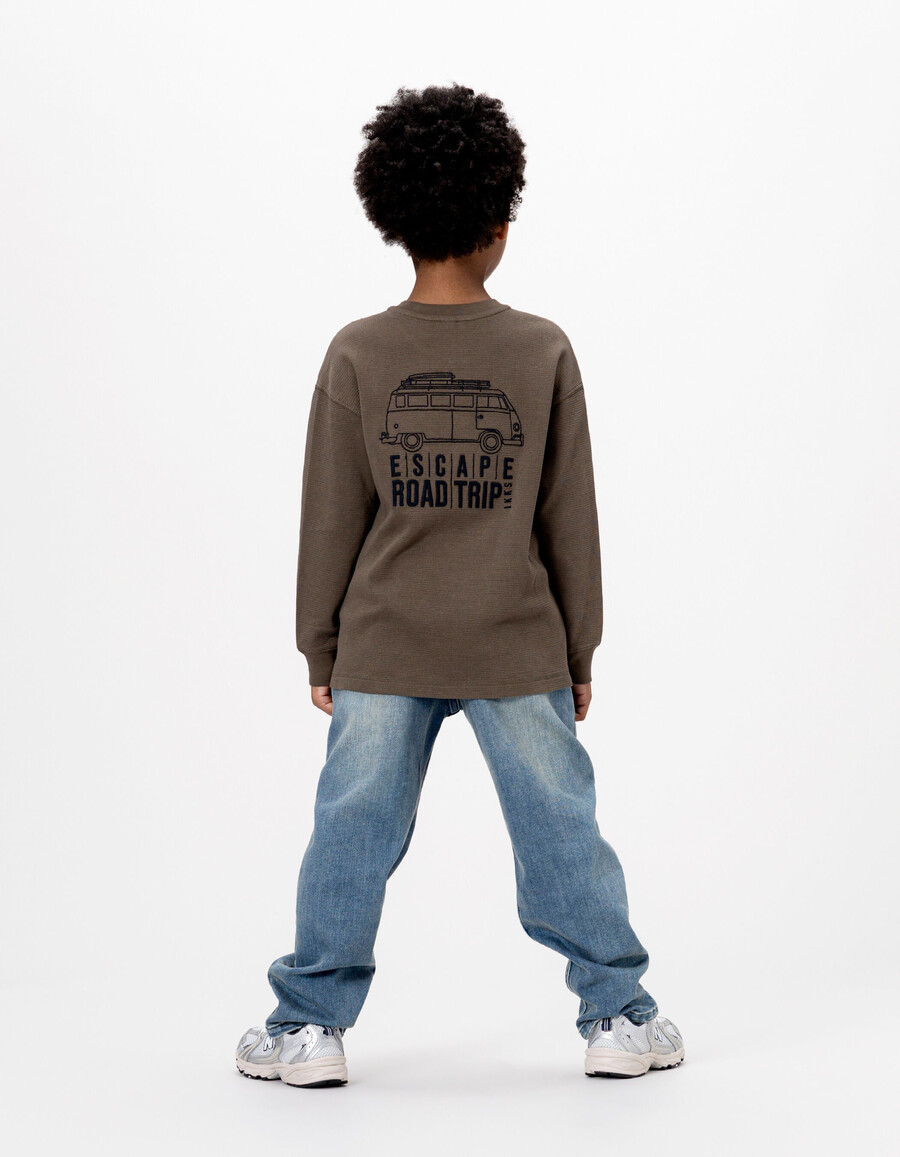 t-shirt a nido dape color cachi da bambino con ricamo davanti e dietro