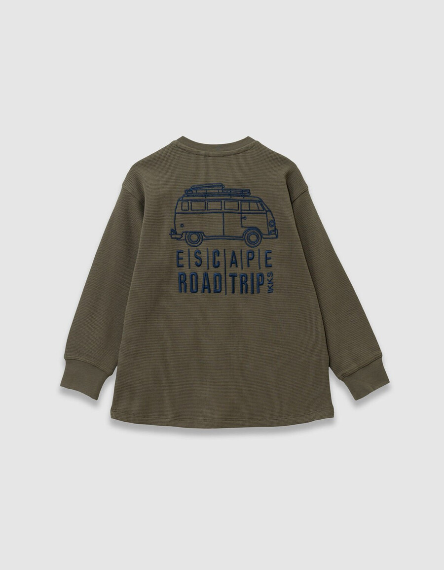 t-shirt a nido dape color cachi da bambino con ricamo davanti e dietro