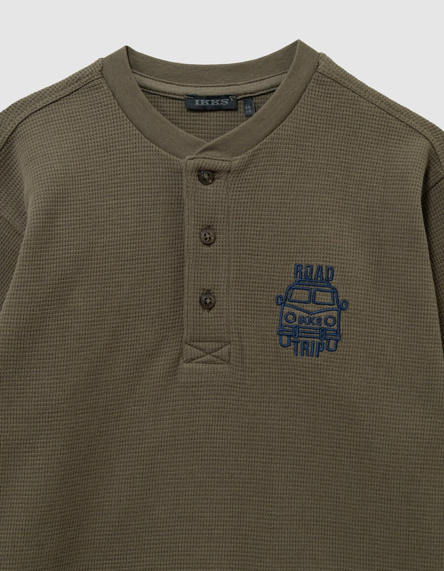 t-shirt a nido dape color cachi da bambino con ricamo davanti e dietro