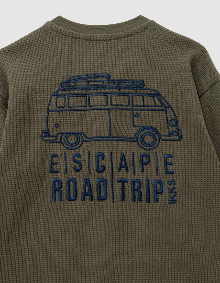 t-shirt a nido dape color cachi da bambino con ricamo davanti e dietro