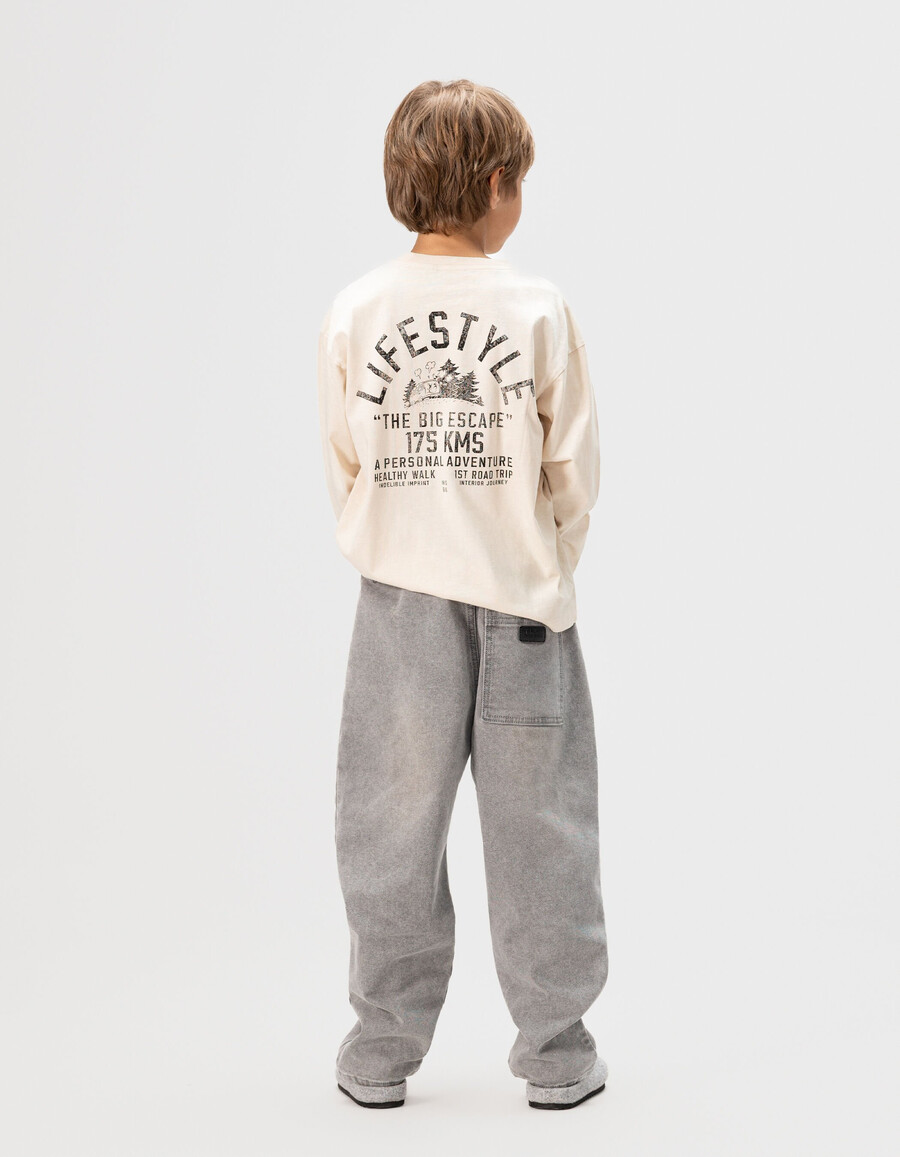 t-shirt beige in cotone biologico per bambini con stampa xl sul retro
