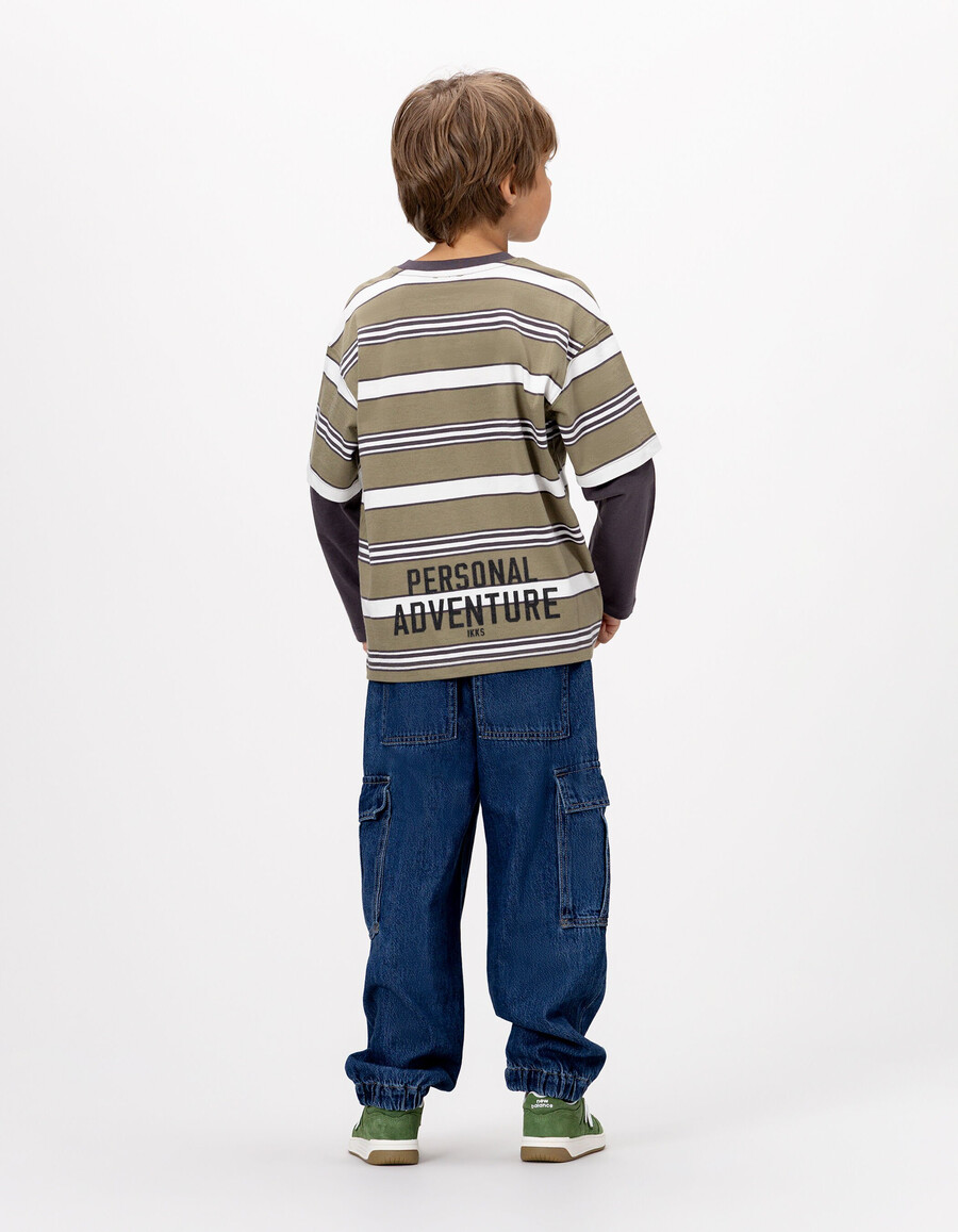 maglietta grigia da bambino in cotone biologico con maniche trompe-loeil