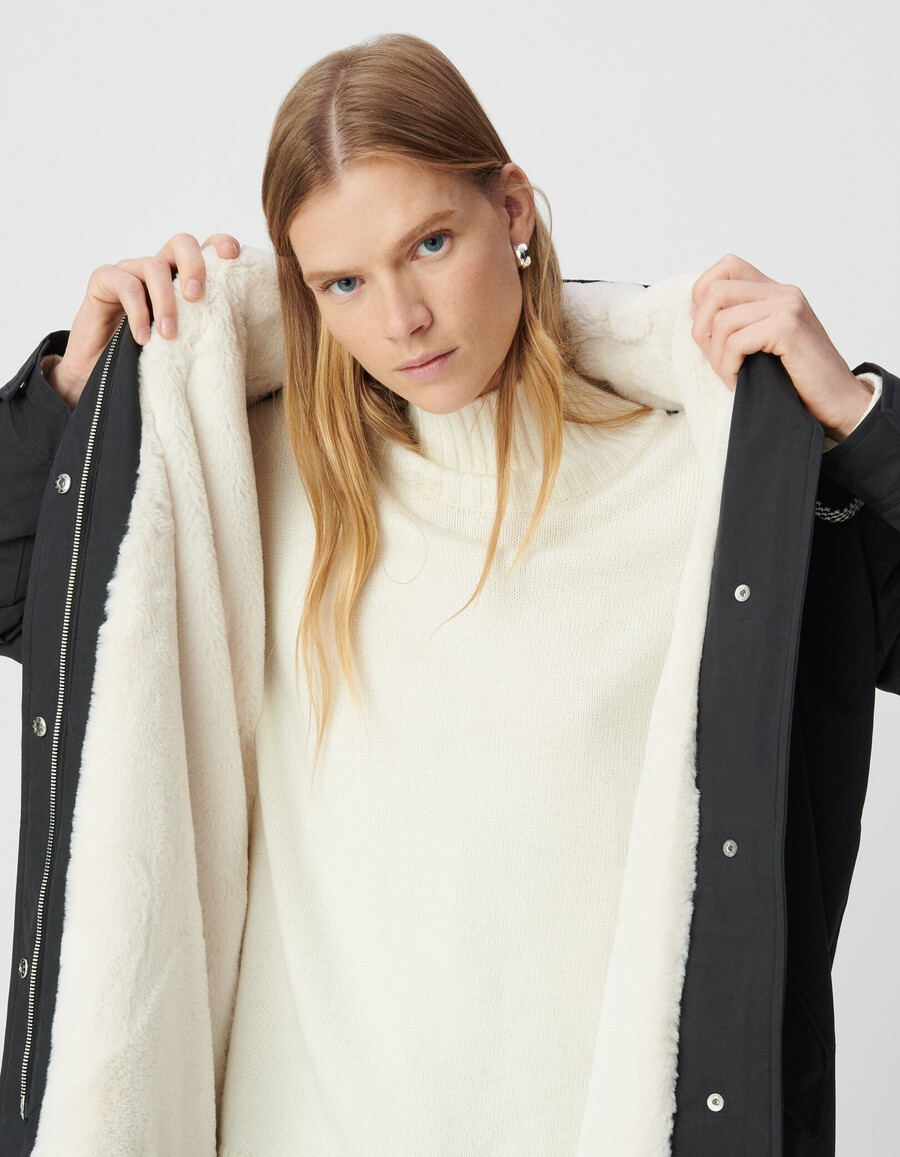 parka nero con cappuccio e fodera in pelliccia da donna