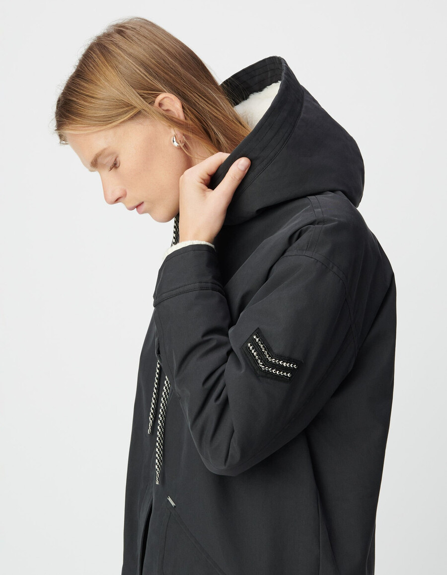 parka nero con cappuccio e fodera in pelliccia da donna