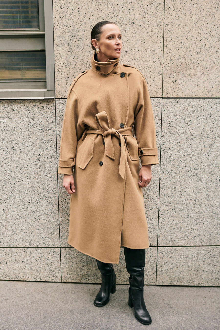 cappotto lungo da donna in lana color cammello stile trench