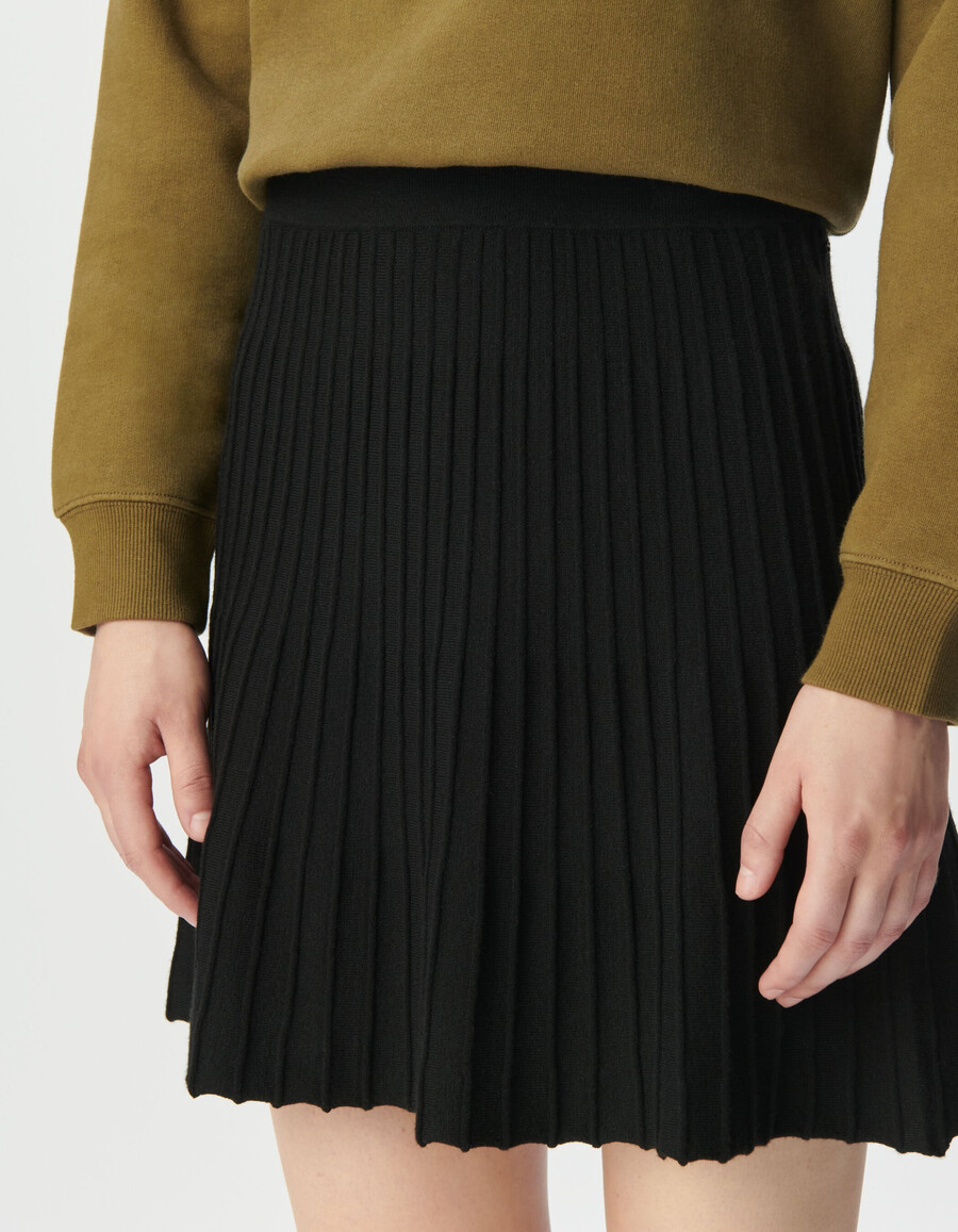 gonna corta plissettata in maglia nera da donna