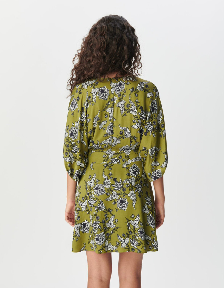 abito verde fluido da donna con stampa floreale