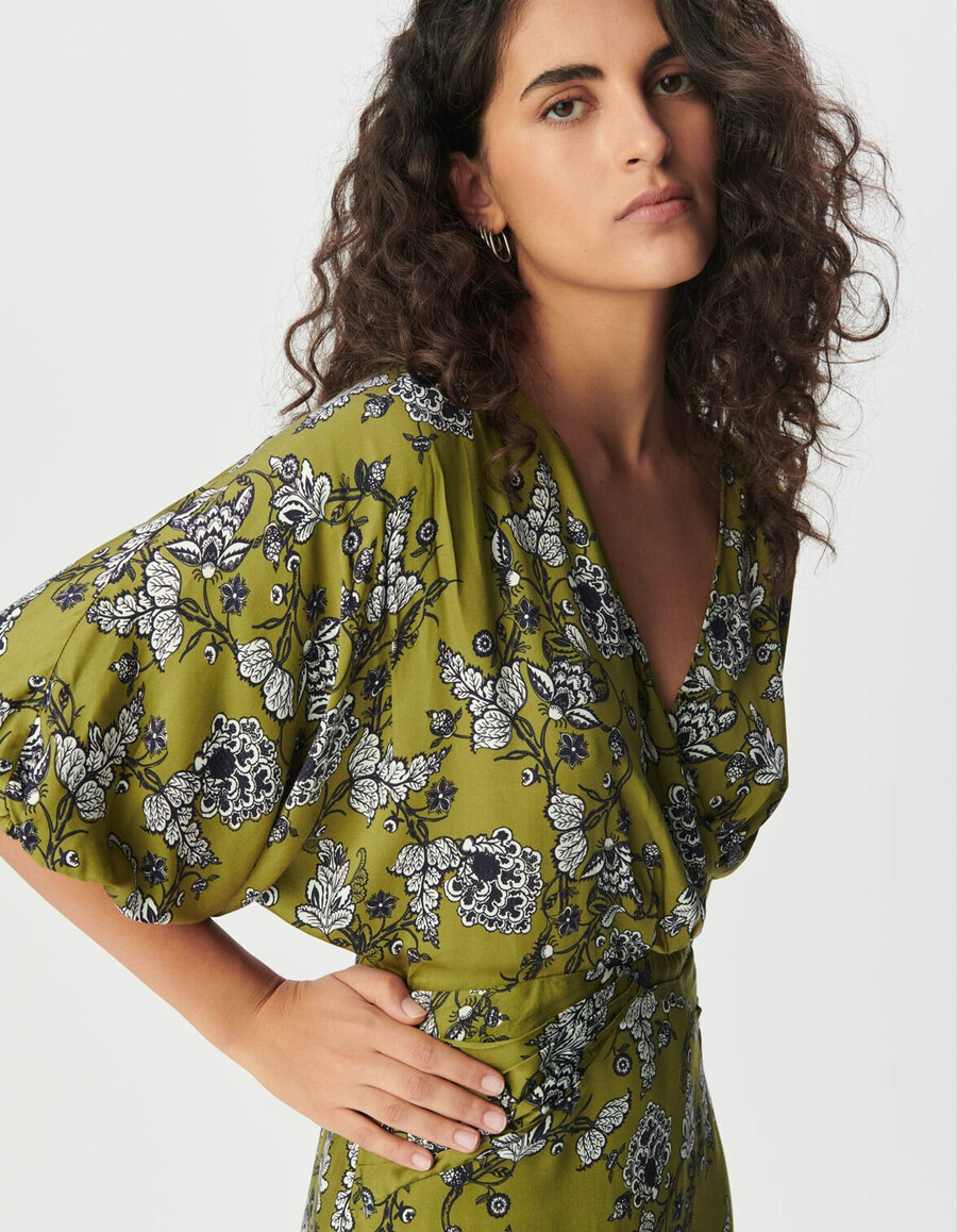 abito verde fluido da donna con stampa floreale