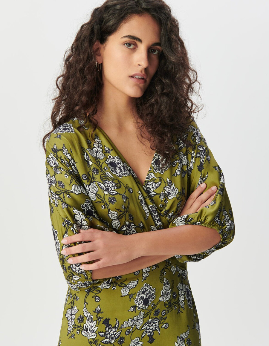 abito verde fluido da donna con stampa floreale