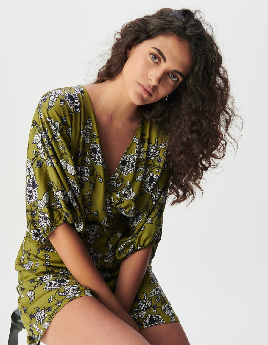abito verde fluido da donna con stampa floreale