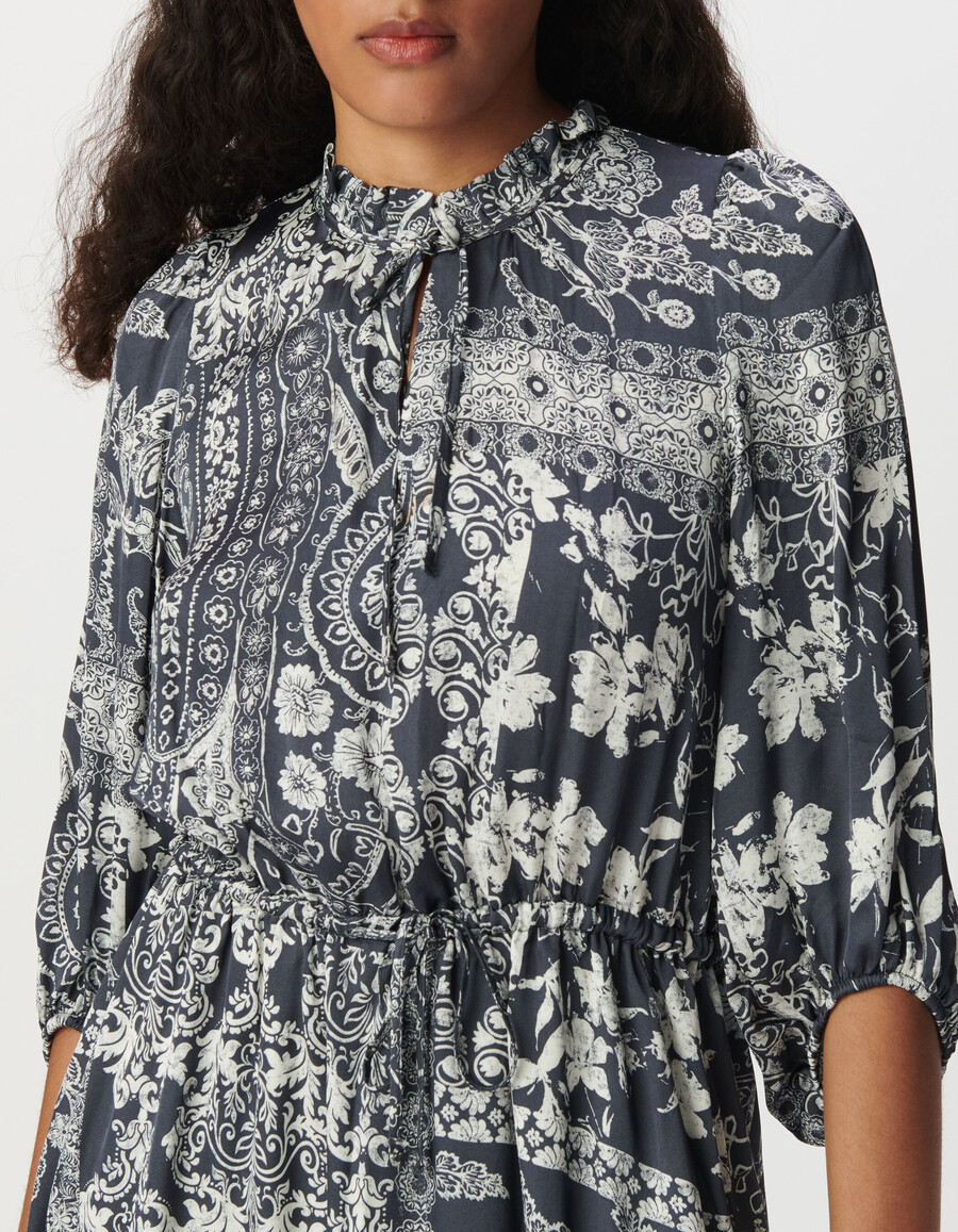 abito lungo da donna in raso grigio blu con stampa a sciarpa