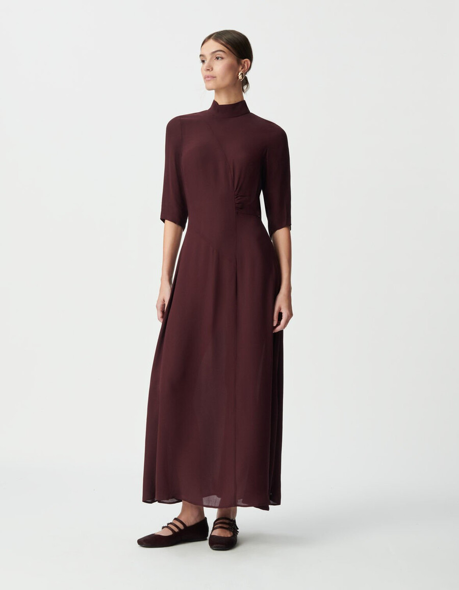 abito lungo da donna color bordeaux con collo alto