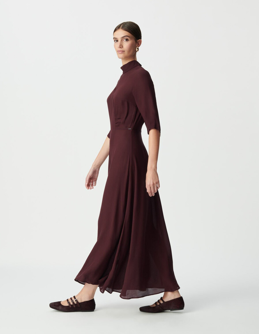 abito lungo da donna color bordeaux con collo alto