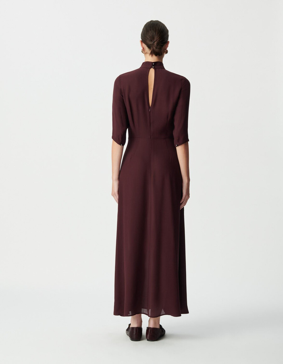 abito lungo da donna color bordeaux con collo alto