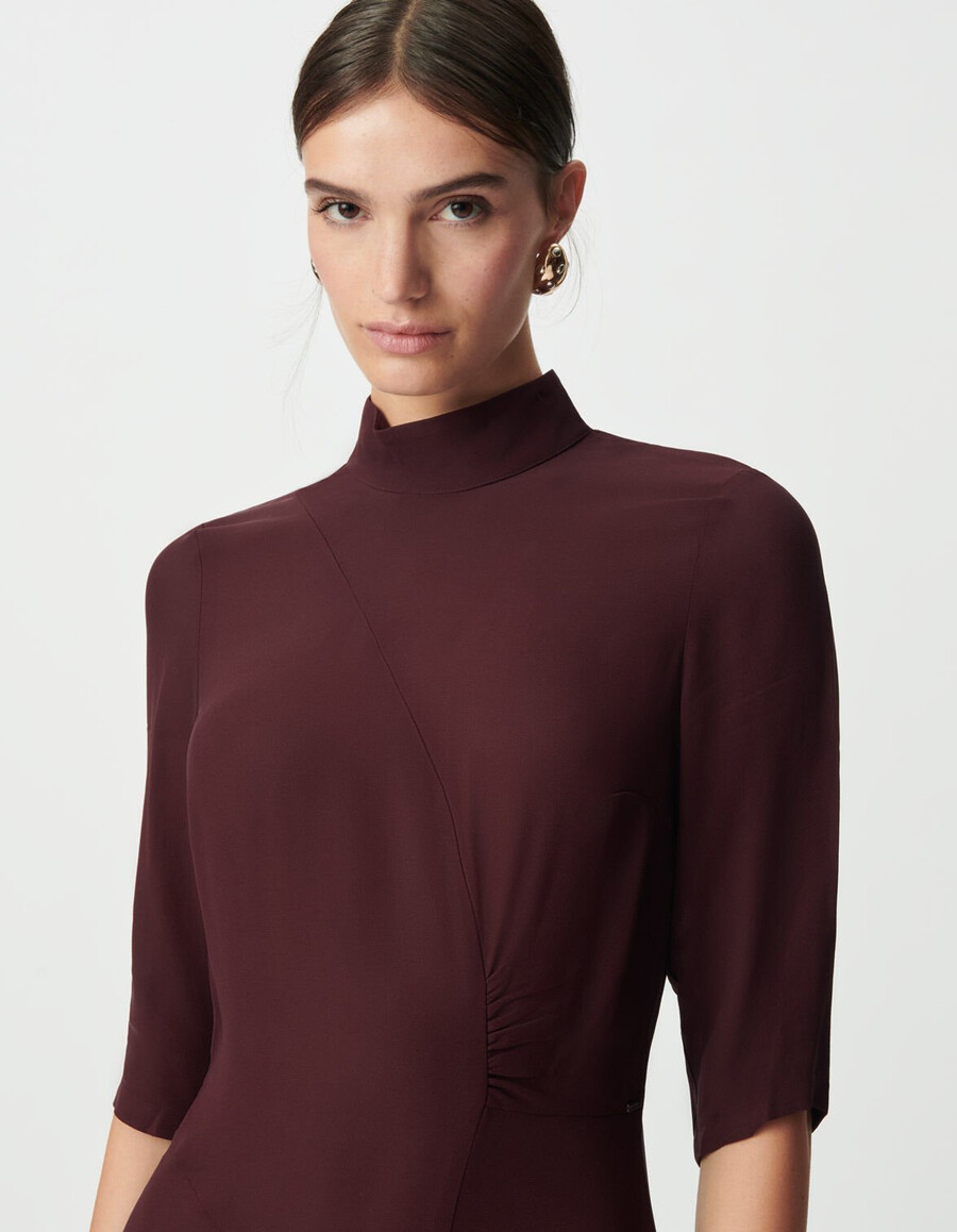 abito lungo da donna color bordeaux con collo alto
