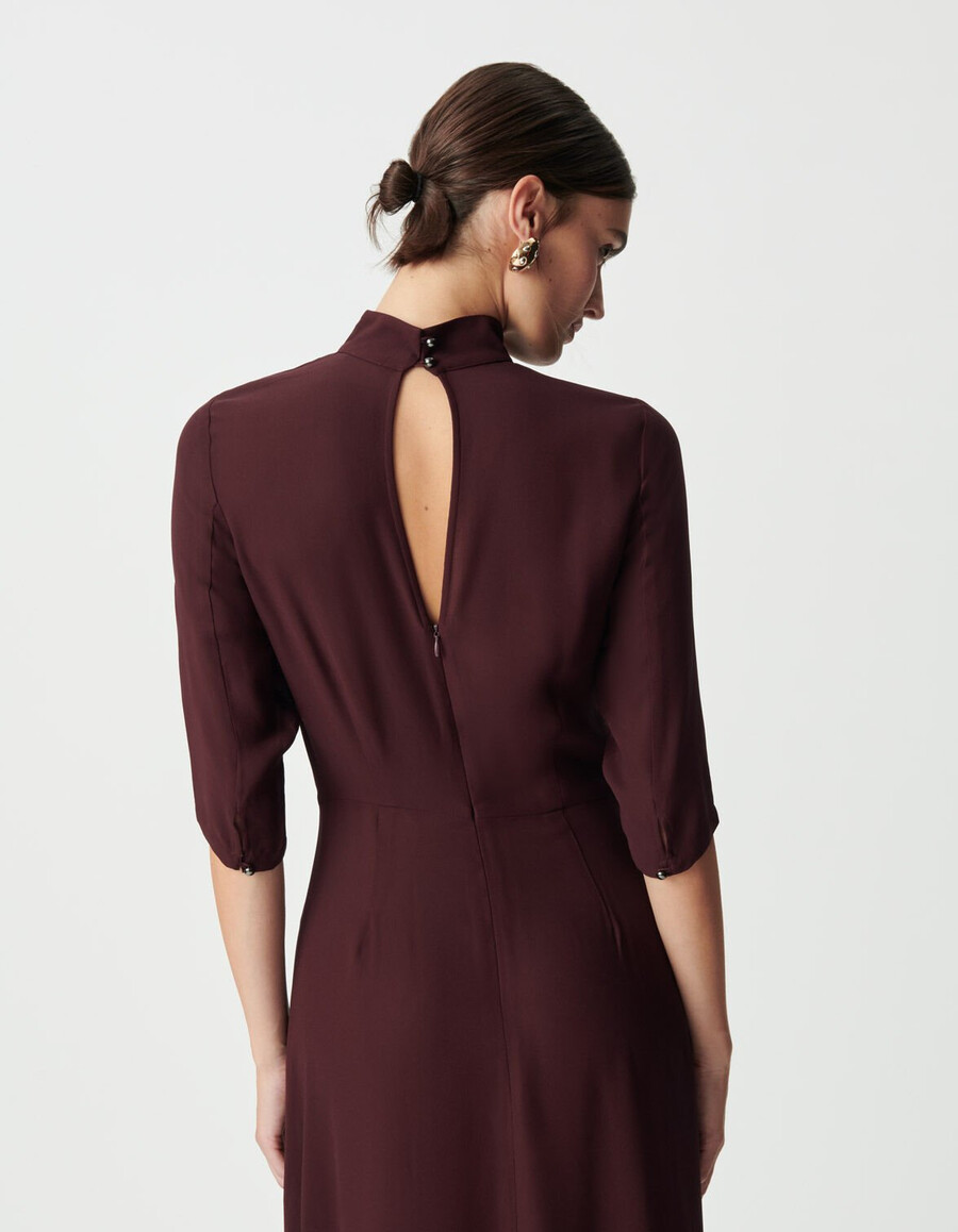 abito lungo da donna color bordeaux con collo alto