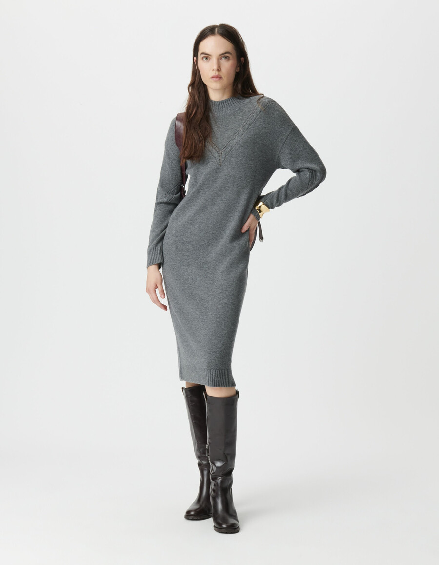 abito grigio da donna con maglia a trecce posizionata