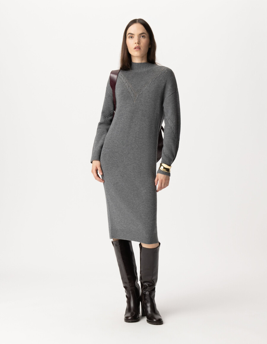 abito grigio da donna con maglia a trecce posizionata