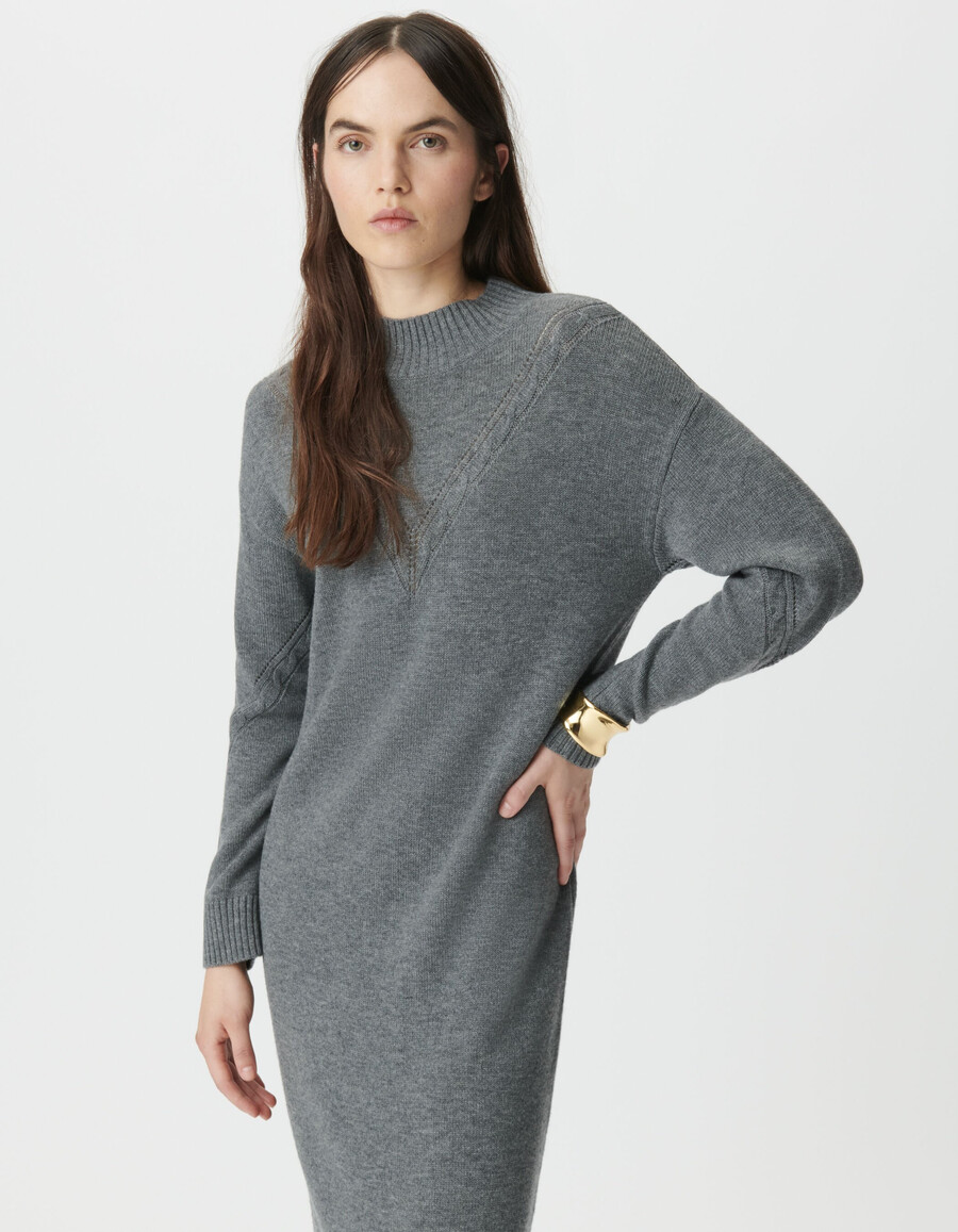 abito grigio da donna con maglia a trecce posizionata