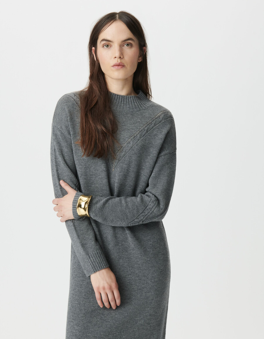 abito grigio da donna con maglia a trecce posizionata