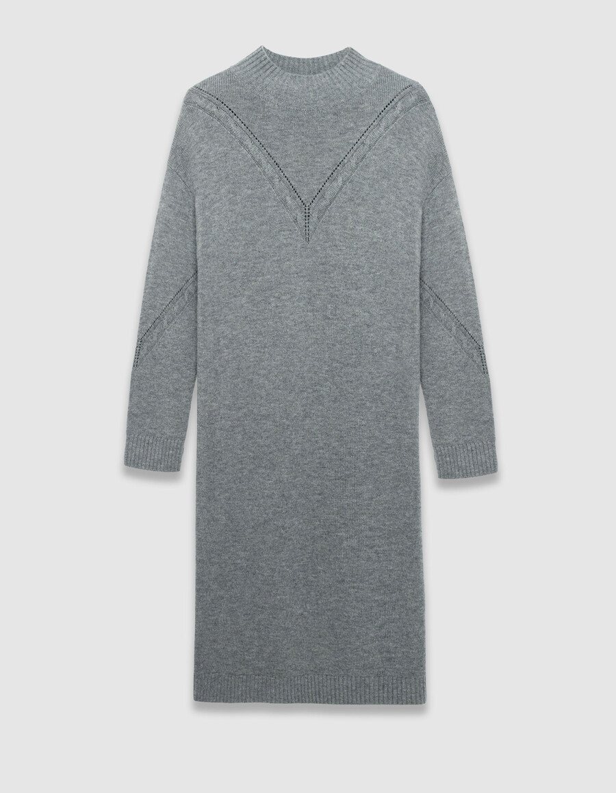 abito grigio da donna con maglia a trecce posizionata