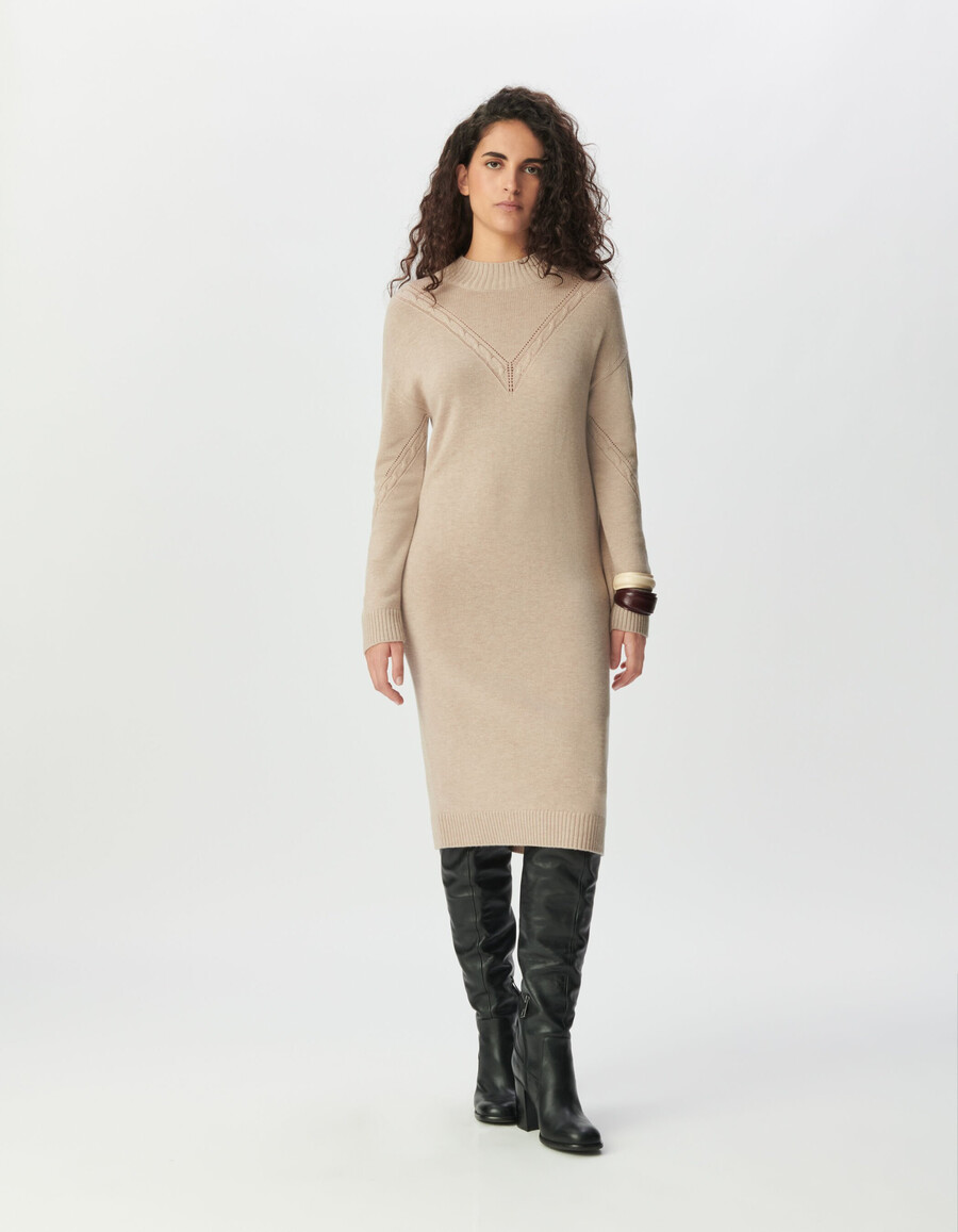 abito in maglia beige da donna con lavorazione a trecce piazzata