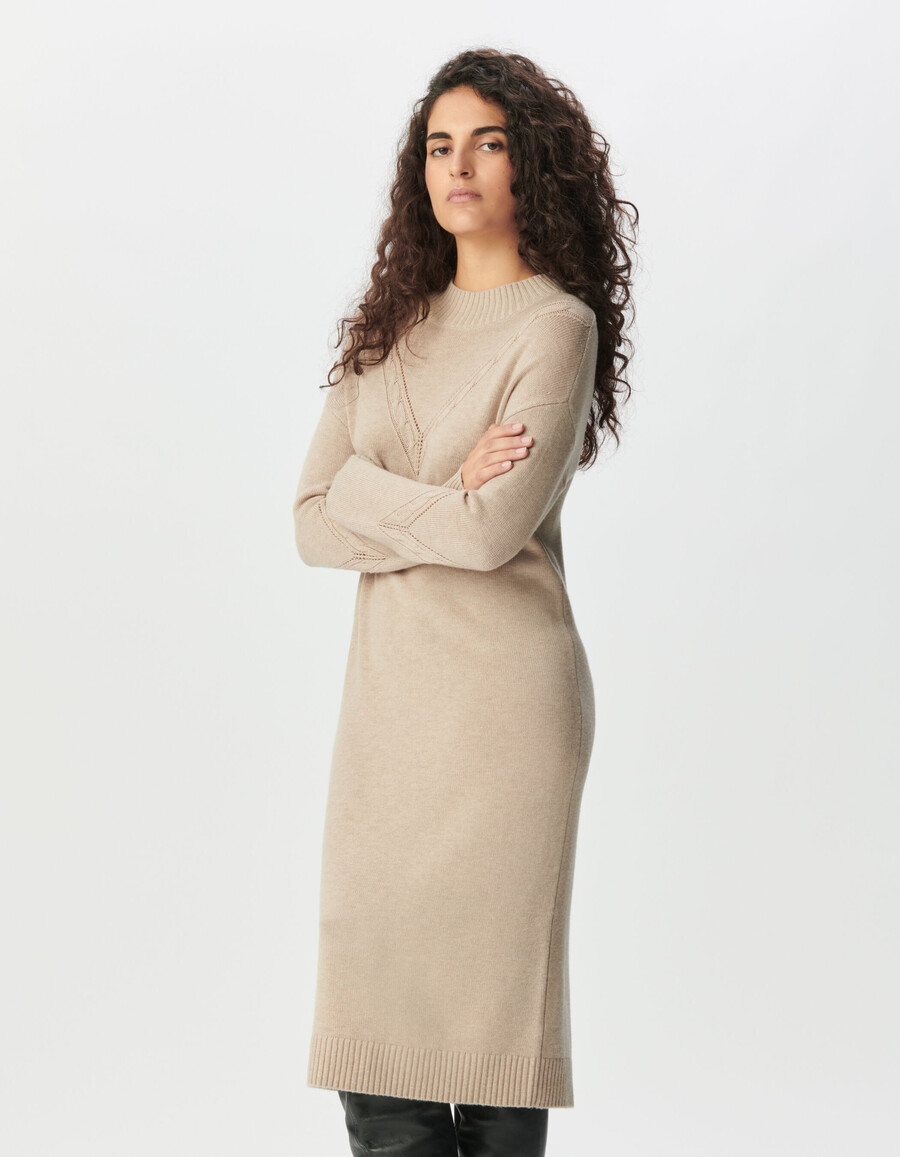 abito in maglia beige da donna con lavorazione a trecce piazzata